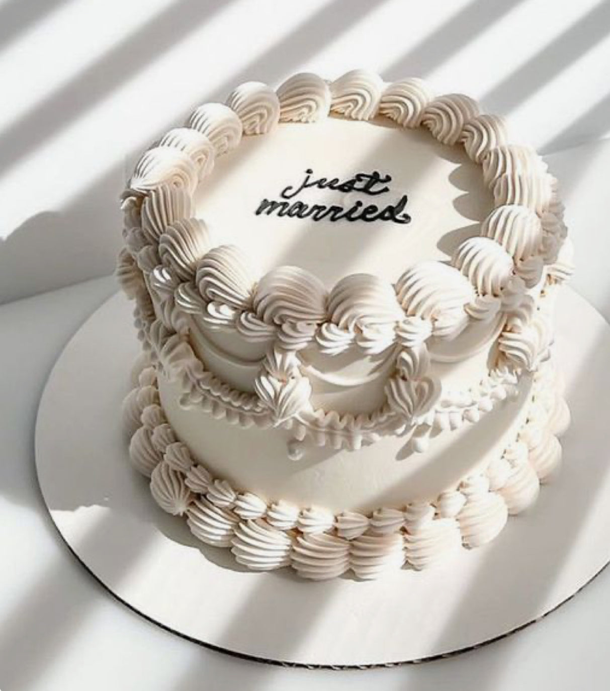 ‘Just Married’ Round Vintage Cake